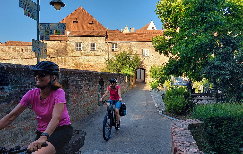 Radfahrerinnen in der Donauwörther Promenade Radfahrerinnen in der Donauwörther Promenade
