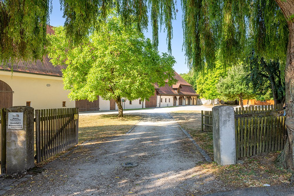 Hofeinfahrt zum Museum KulturlandRies in Maihingen