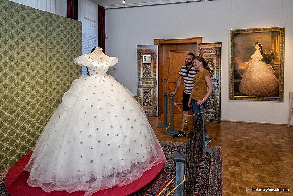 Paar im Museum im Sisi-Schloss Unterwittelsbach