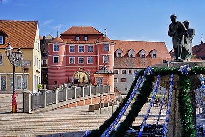 Donauwörth - Fischerbrunnen mit Osterschmuck