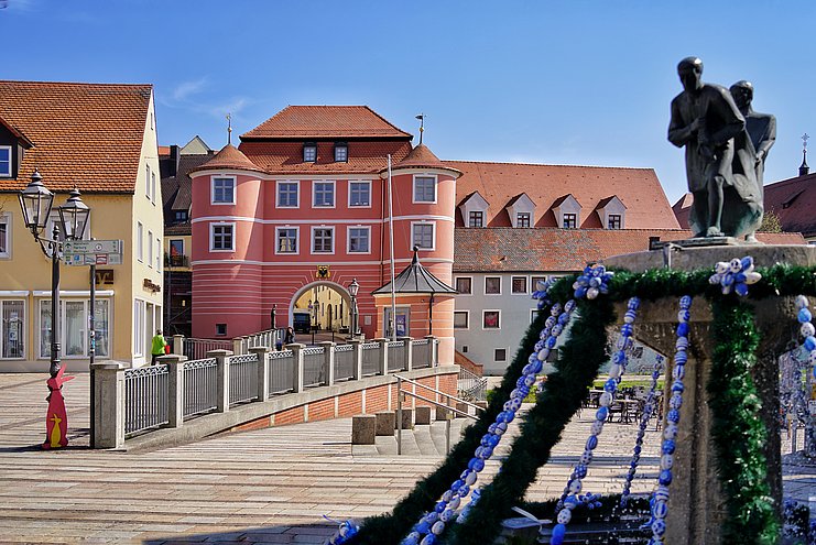 Donauwörth - Fischerbrunnen mit Osterschmuck