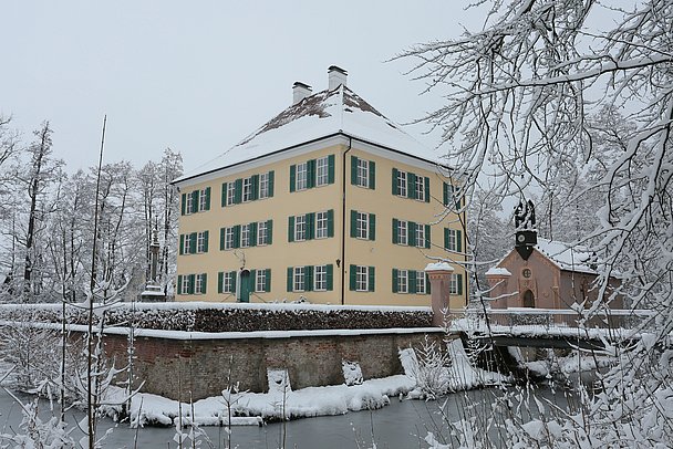 Sisi-Schloss in Unterwittelsbach bedeckt mit Schnee