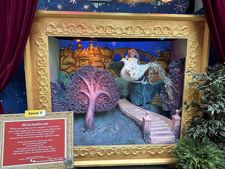 Lisa auf dem Weg in die Goldene Stadt, Szene aus "Der Wunschvogel oder der schönste aller Wünsche" Augsburger Märchenstraße 