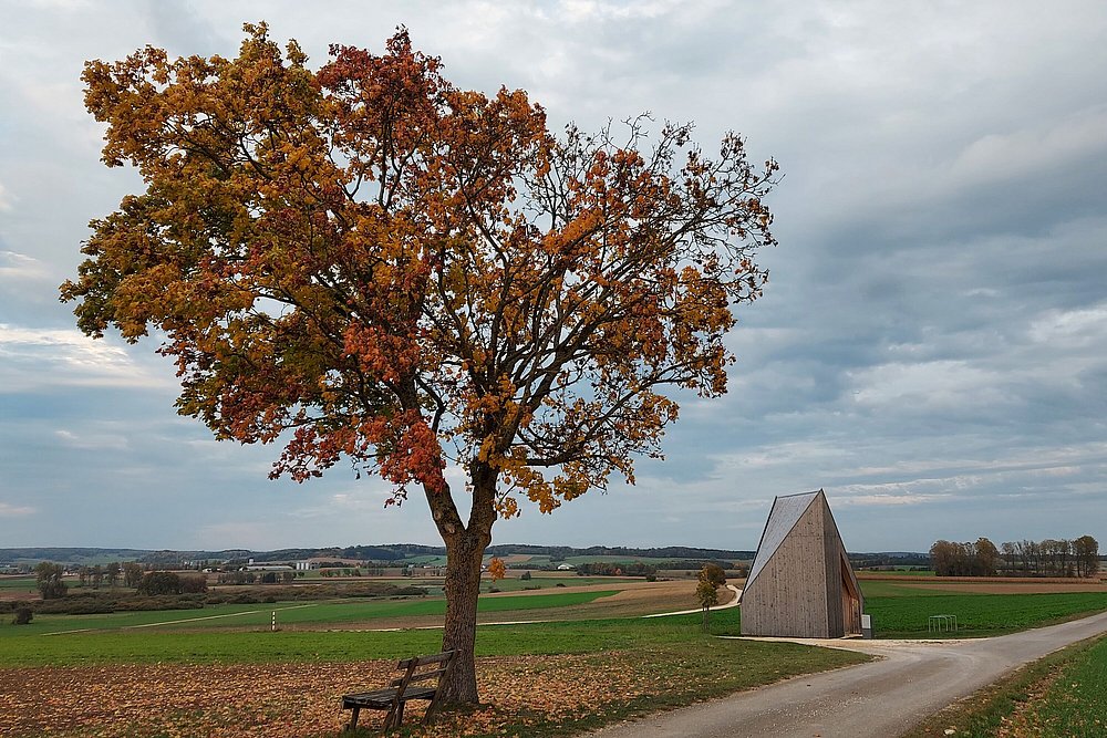 Die Lattke-Kapelle im Donautal in Oberbechingen im Herbst Die Lattke-Kapelle im Donautal in Oberbechingen im Herbst