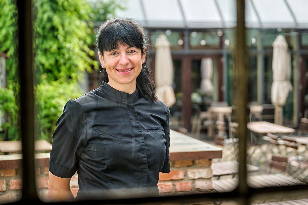 Wirtin Stefanie Pröbstle im Biergarten Ihres Gasthofes Waldvogel in Leipheim