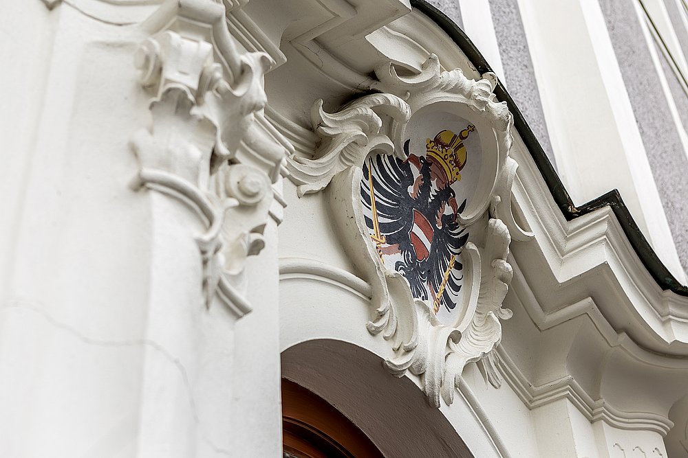 Österreichischer Doppeladler am Rathaus von Günzburg.