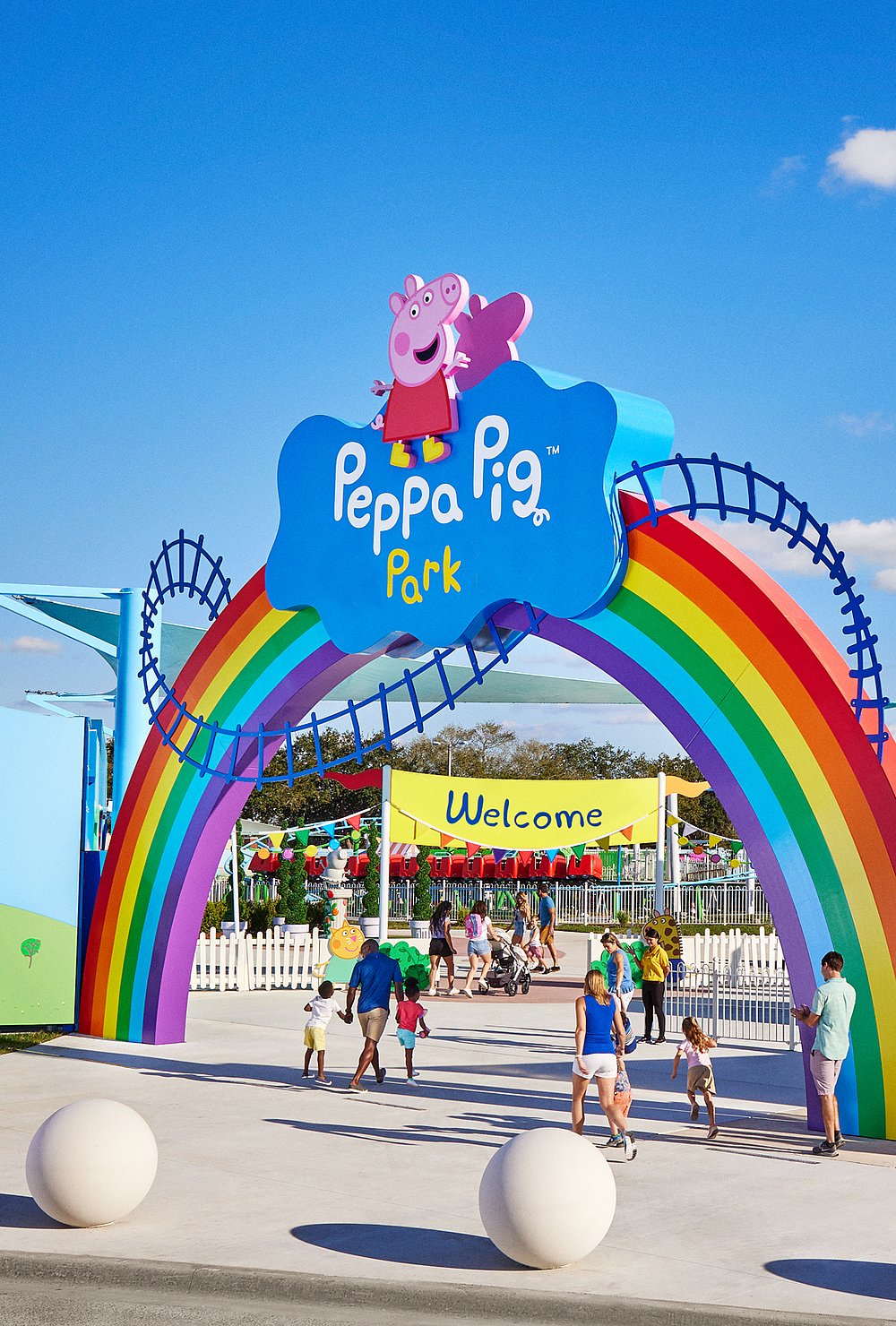 Peppa Pig Familienpark im Sommer mit Wasserspielplatz