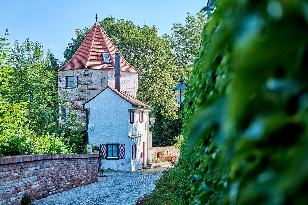 Die Friedberger Stadtmauer mit historischem Turm.