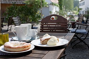 Kaffee am Caféhaustisch mit bayerisch-schwäbischen Küchle