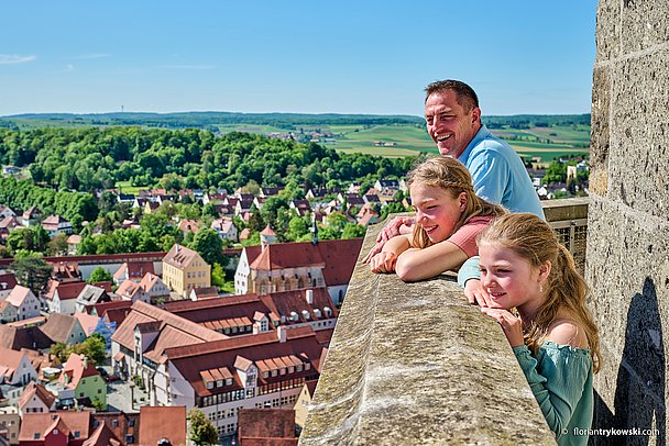 Familie genießt den Ausblick über Nördlingen 