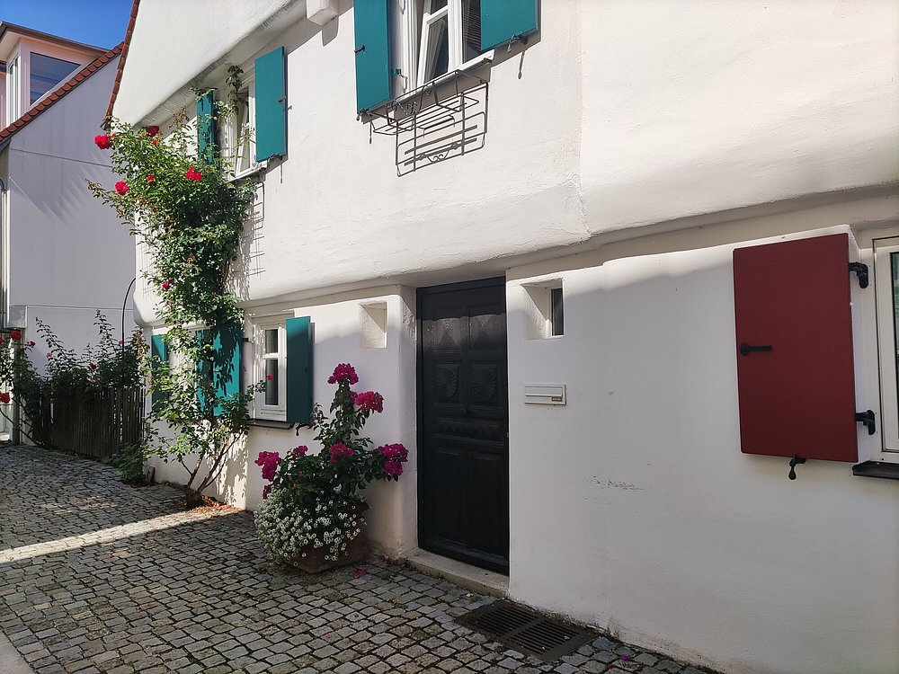 Kleine Gasse mit altem Haus in der schönen Günzburger Altstadt Kleine Gasse mit altem Haus in der schönen Günzburger Altstadt