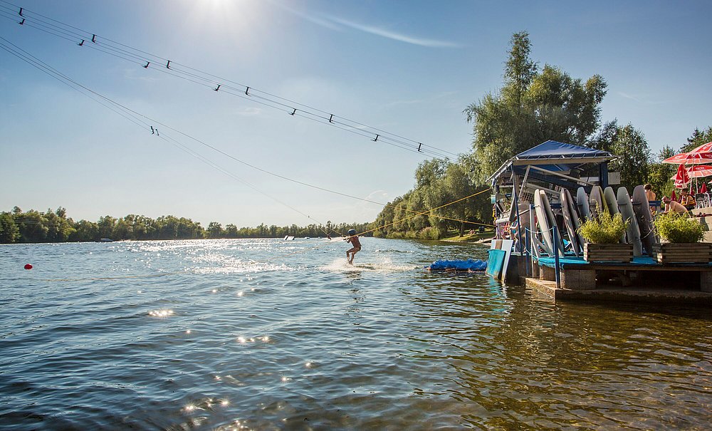 Die Wasserskianlage am Gundelfinger Baggersee mit Beachclub Die Wasserskianlage am Gundelfinger Baggersee mit Beachclub