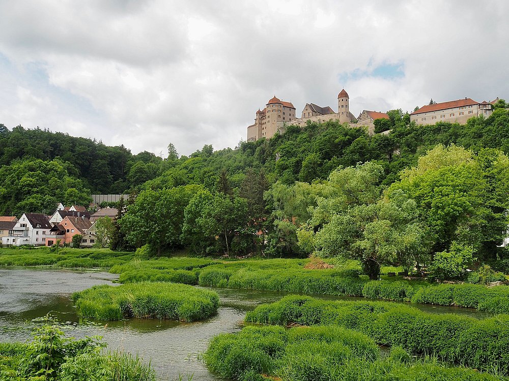 Schloss Harburg im Donauries mit Fluss Wörnitz