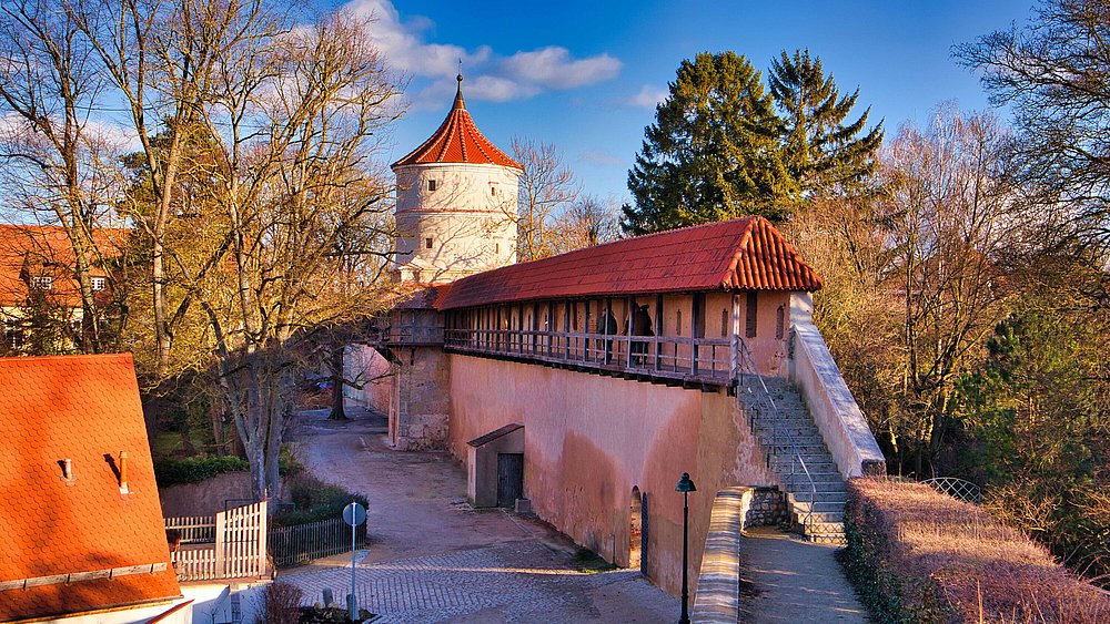 Herbstlicher Blick auf die komplett begehbare Stadtmauer in Nördlingen