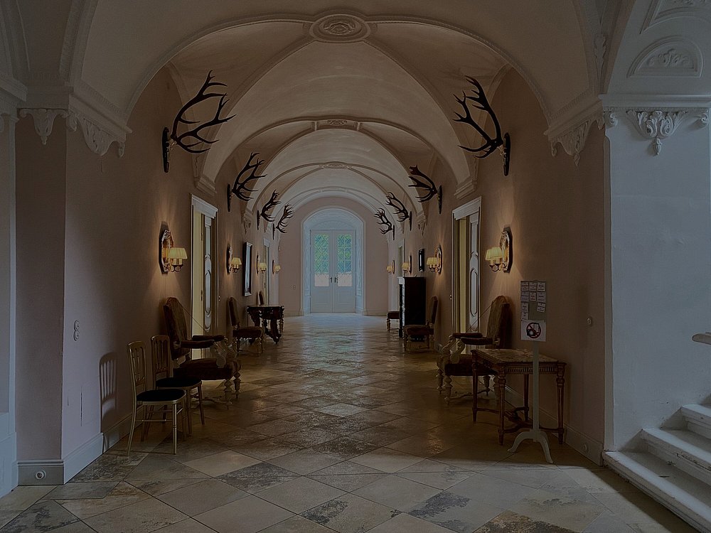 Prächtiger Bogengang in Schloss Oettingen am Abend 