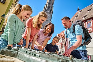 Familie am Stadtmodell