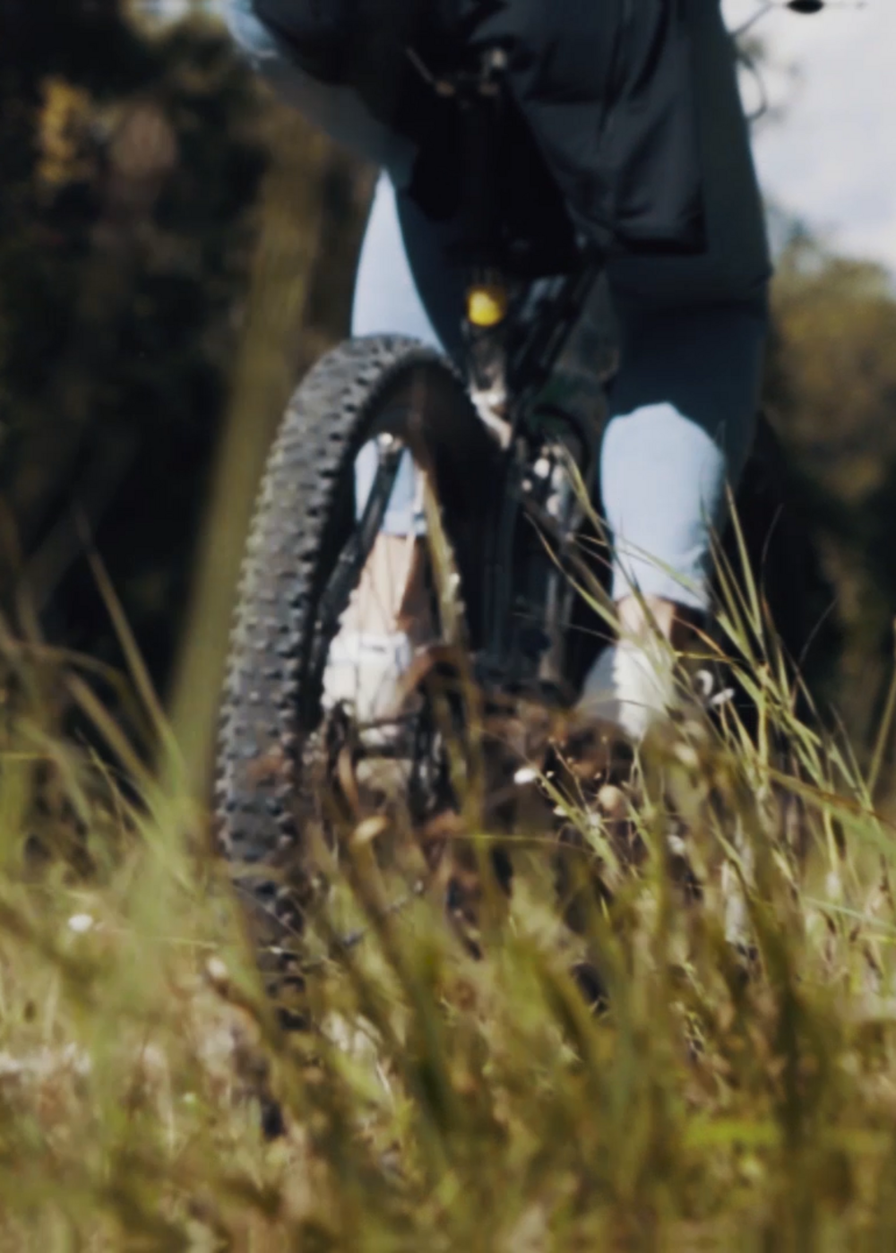 Mountainbikerin fährt in der Natur in Bayerisch-Schwaben