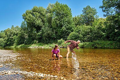 Paar kühlt die Füße im Fluss Wertach in Augsburg