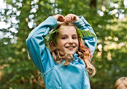Waldspaziergang mit fröhlichem Mädchen 