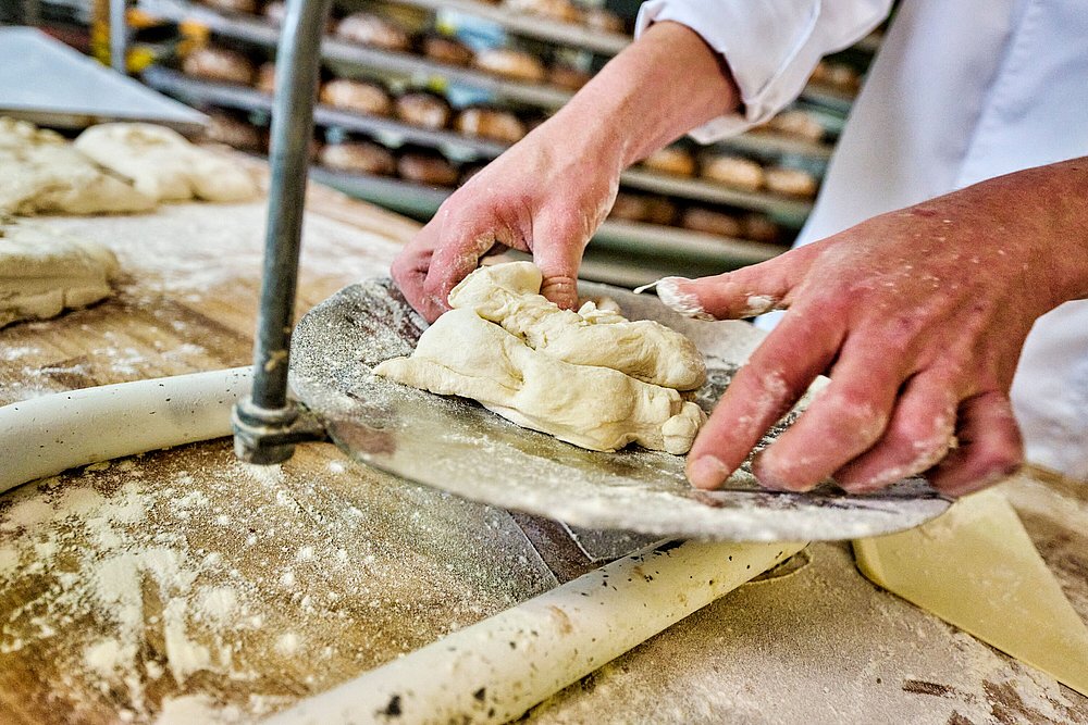 Blick hinter die Kulissen bei einem Bäcker in der Backstube