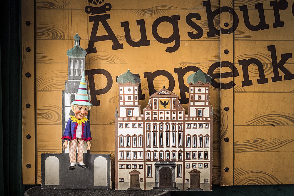 Kasperle vor der Augsburger Kulisse in der Augsburger Puppenkiste Kasperle vor der Augsburger Kulisse in der Augsburger Puppenkiste