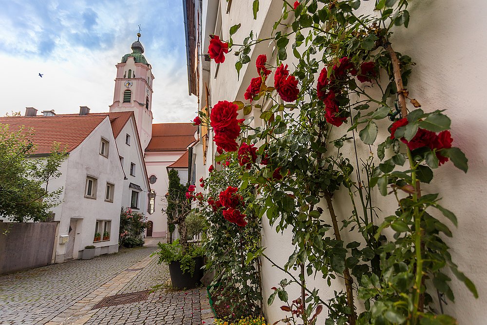 Blick in die Frauengasse in Günzburg, im Hintergrund der Turm der Frauenkirche.