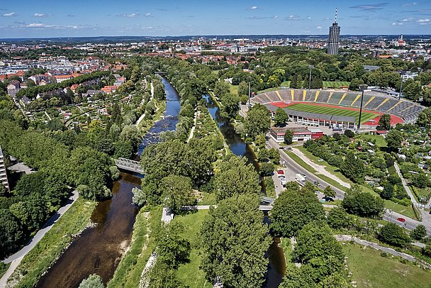 Blick von oben auf Augsburg mit Wertach und Rosenaustadion
