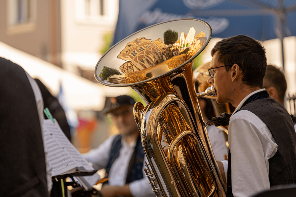 Ein junger Mann in bayerischer Tracht spielt Tuba. Die Blaskapelle tritt im Rahmen des Kultursommers auf dem Günzburger Marktplatz auf. Ein junger Mann in bayerischer Tracht spielt Tuba. Die Blaskapelle tritt im Rahmen des Kultursommers auf dem Günzburger Marktplatz auf.