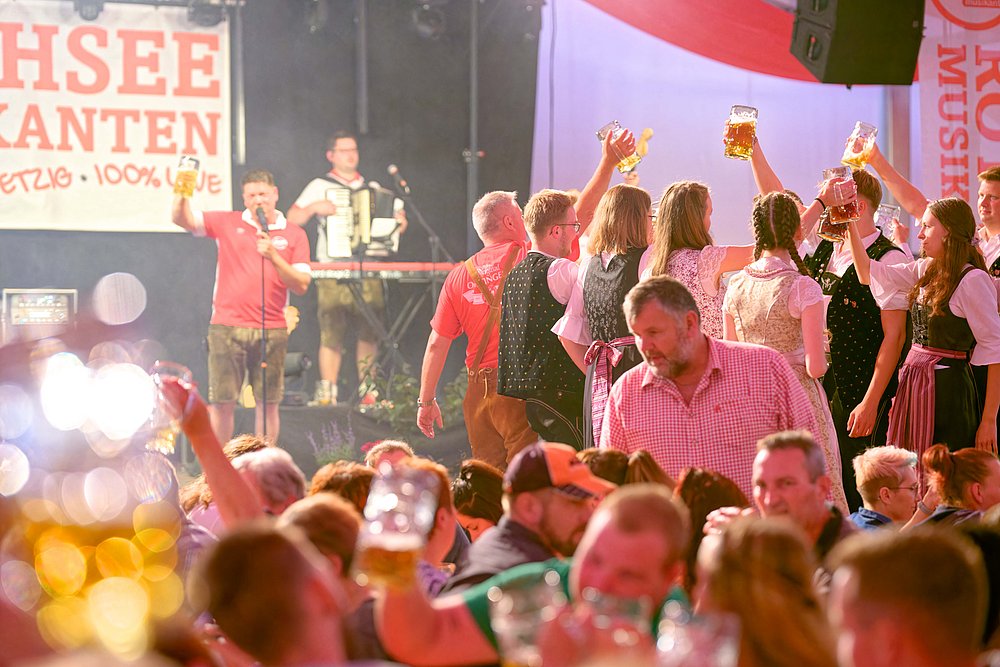 Band auf der Bühne der Jakobi Kirchweih Oettingen Band auf der Bühne der Jakobi Kirchweih Oettingen