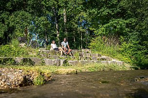 Paar macht Pause am Donauradweg im Landkreis Günzburg