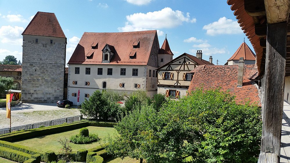 Blick auf den Innenhof der Burg Harburg im Landkreis Donauries
