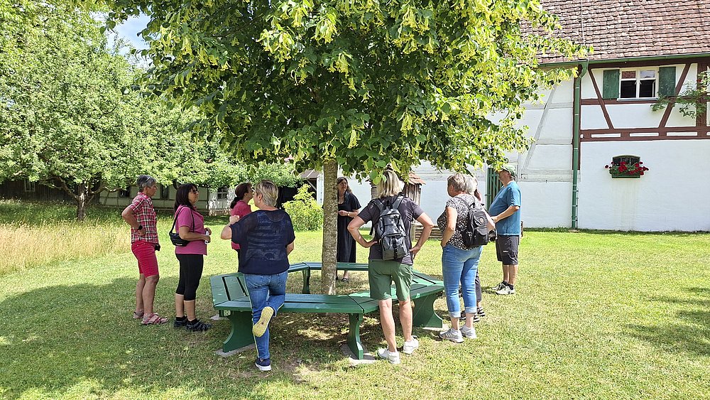 Gruppe im Garten der Kreisheimatsube Stoffenried Gruppe im Garten der Kreisheimatsube Stoffenried