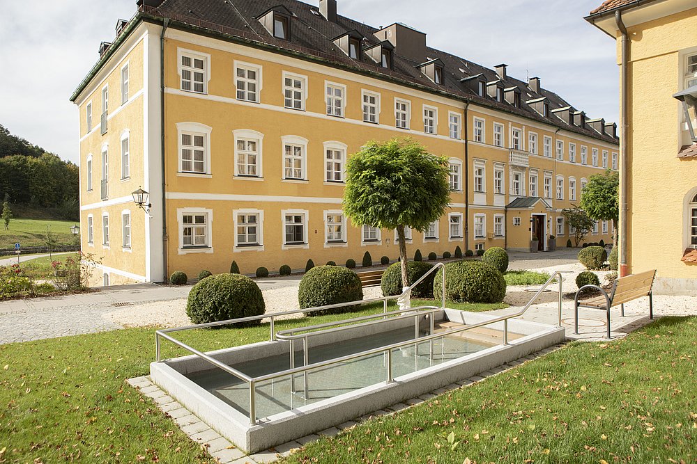 Kneippbecken vor dem Heilbad Krumbad in Krumbach