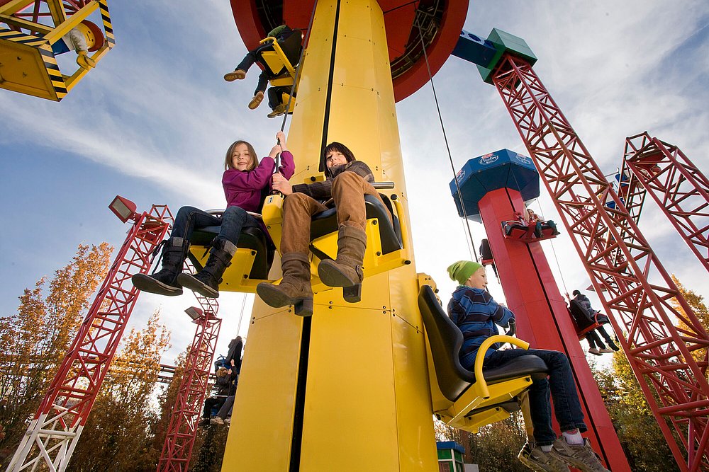 Zwei Kinder beim Freefall im Legoland Deutschland in Günzburg Zwei Kinder beim Freefall im Legoland Deutschland in Günzburg