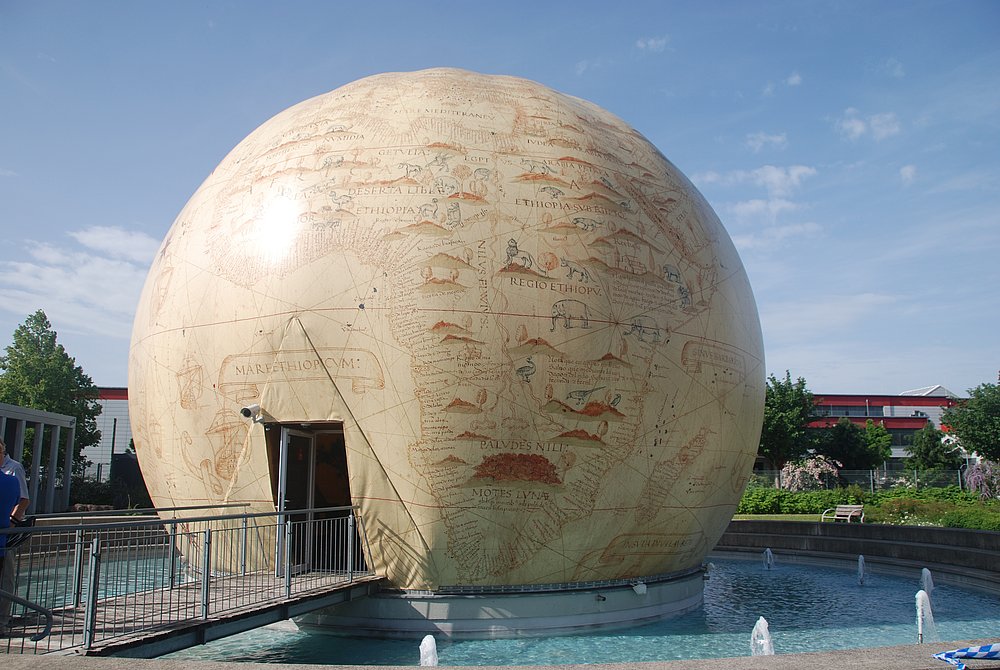 Großer Globus im Wasser Großer Globus im Wasser