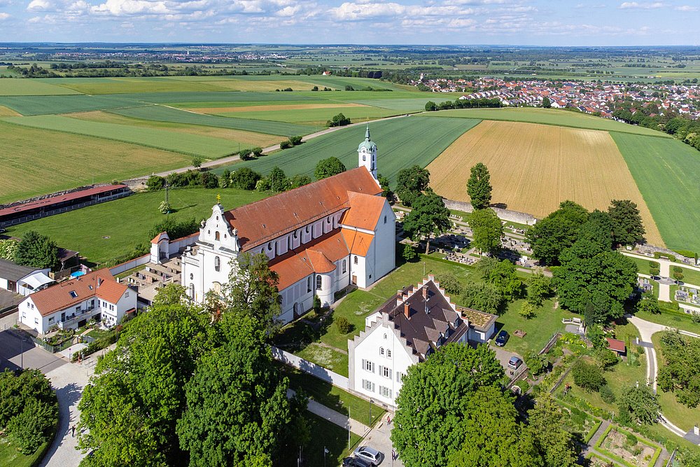 Kloster Elchingen von der Vogelperspektive aus mit grüner Landschaft Kloster Elchingen von der Vogelperspektive aus mit grüner Landschaft
