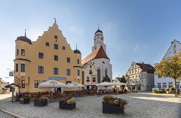 Der Marktplatz mit Cafès und Rathaus in Höchstädt Der Marktplatz mit Cafès und Rathaus in Höchstädt