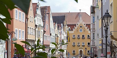 Die bunten Häuserfassaden in der Reichsstraße Donauwörth