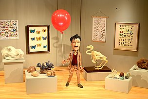 Prof. Dr. Dr. Zwengelmann aus der Augsburger Puppenkiste mit Luftballon Prof. Dr. Dr. Zwengelmann aus der Augsburger Puppenkiste mit Luftballon