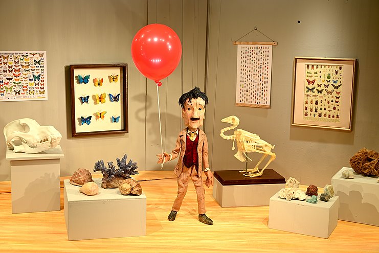 Prof. Dr. Dr. Zwengelmann aus der Augsburger Puppenkiste mit Luftballon