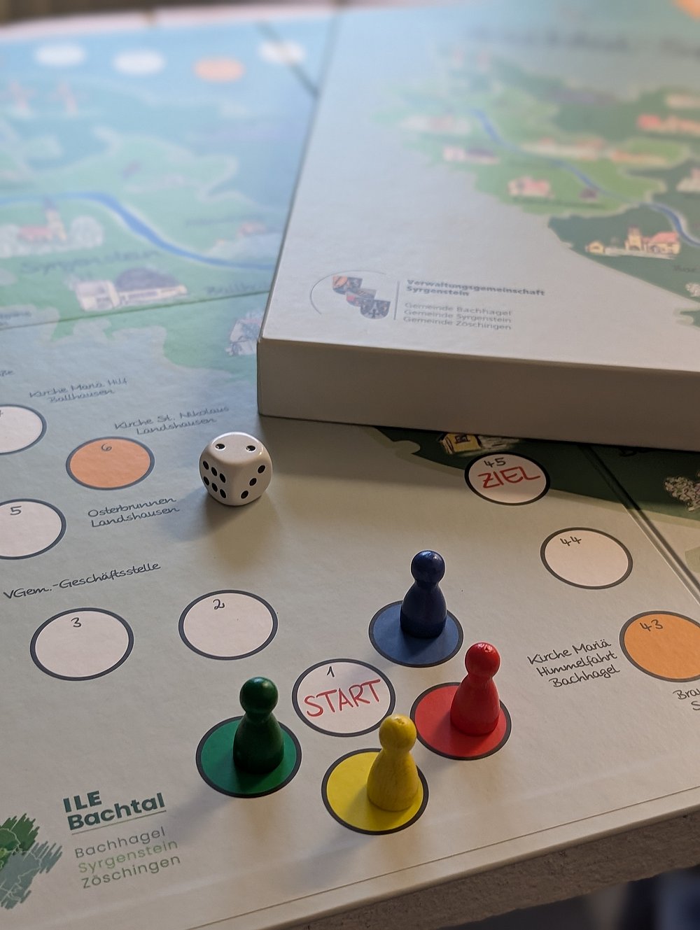 Das Bachtal-Spiel mit bunten Kegeln als Spielfiguren