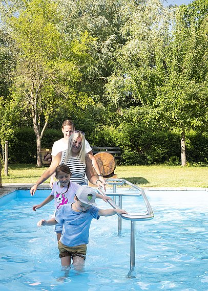 Familie im Kneippbecken bei Wemding 