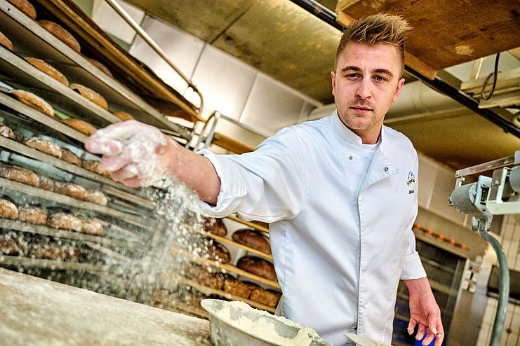 Bäcker Jakob Lenzer bäckt Krapfen