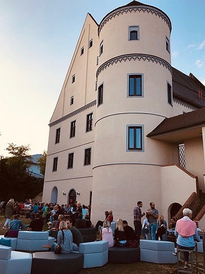 Open Air Kino vor Wertinger Schloss mit Publikum vor Vorstellungsbeginn Open Air Kino vor Wertinger Schloss mit Publikum vor Vorstellungsbeginn