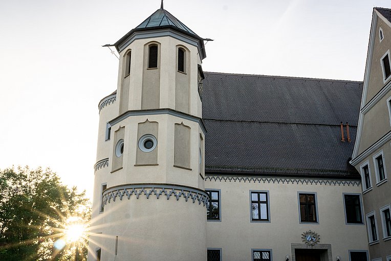 Blick auf das Wertinger Schloss und Schlossturm mit Sonne im Hintergrund Blick auf das Wertinger Schloss und Schlossturm mit Sonne im Hintergrund
