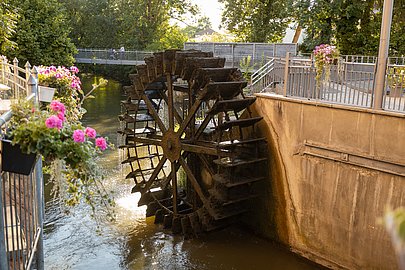 Altes Mühlrad an der Zusam in Wertingen Altes Mühlrad an der Zusam in Wertingen