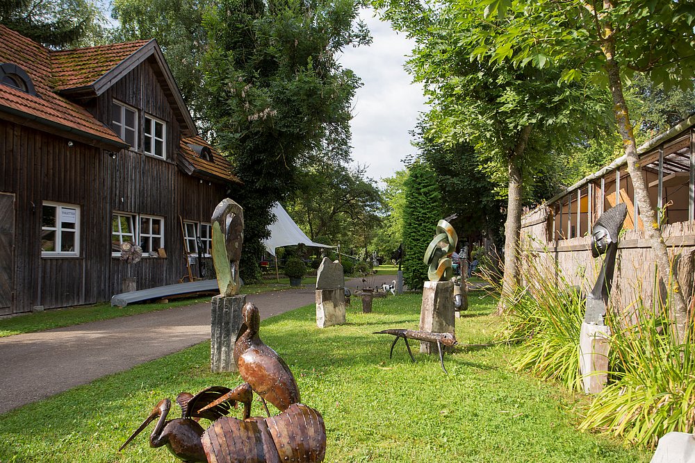 Außeranlage vom Kulturgewächshause Birkenried mit Skulpturen