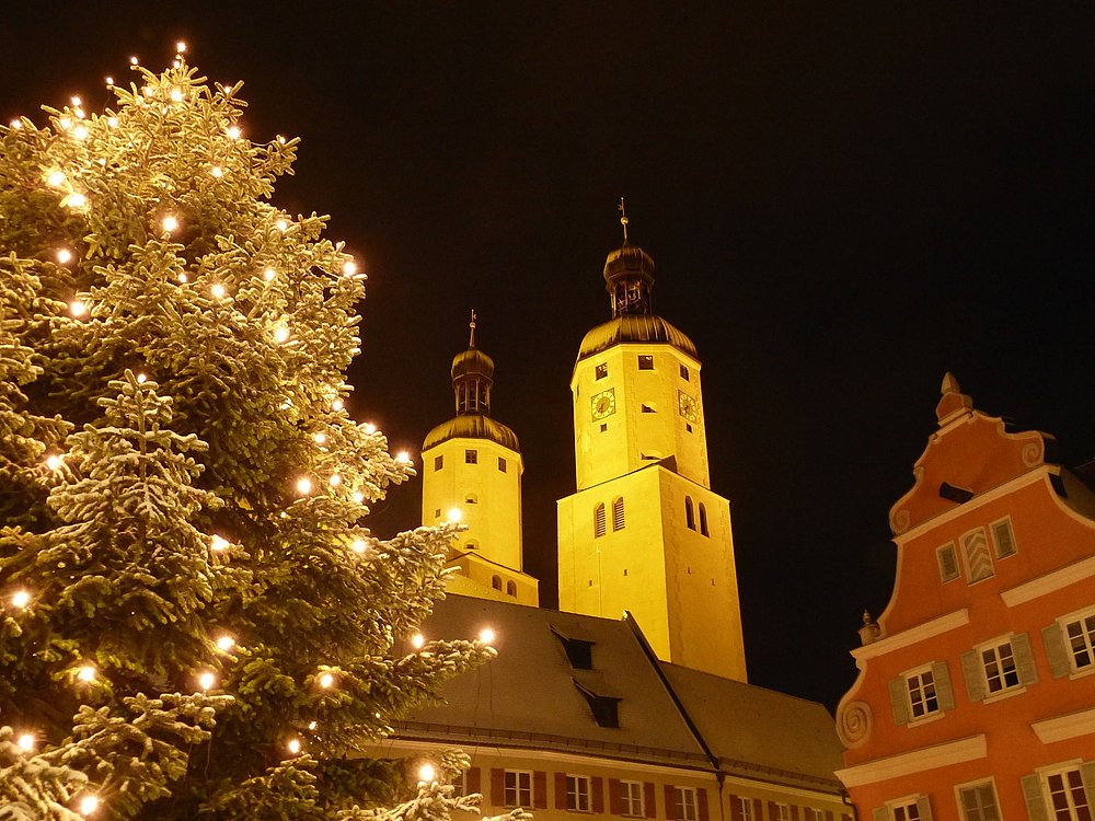 Beleuchteter Wemdinger Christbaum vor der Kirche St. Emmeram bei Nacht