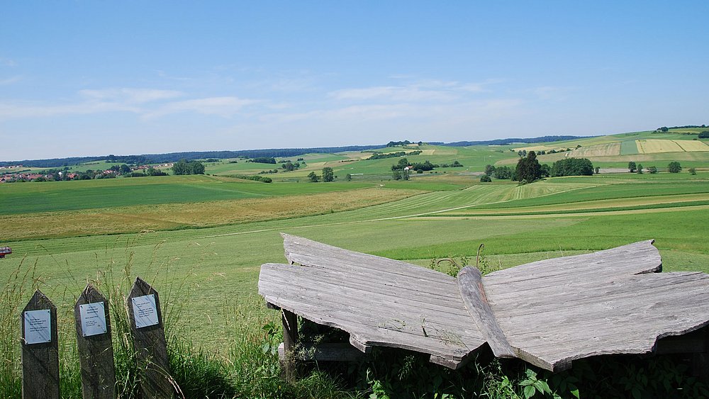 Besinnungsweg mit Sitzplatz und schöner Aussicht in Mittelneufnach Besinnungsweg mit Sitzplatz und schöner Aussicht in Mittelneufnach