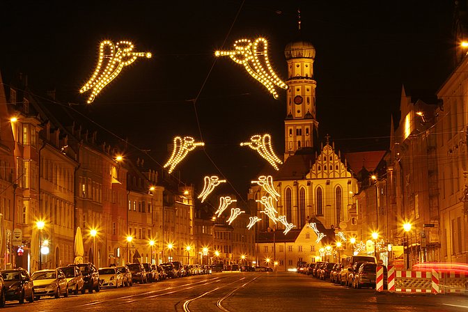 Maximilianstraße in Augsburg mit Weihnachtlichen Engelslichtern Maximilianstraße in Augsburg mit Weihnachtlichen Engelslichtern
